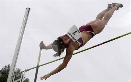 Елена Исинбаева победила на своем первом старте летнего сезона +Фото