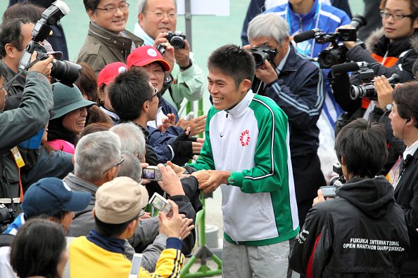 http://www.mir-la.com/uploads/posts/2015-11/1446485333_yuki-kawauch-surrounded-by-fans_594.jpg