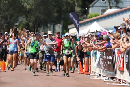 71-летняя женщина пробежала 160-километровый ультрамарафон менее чем за 30 часов